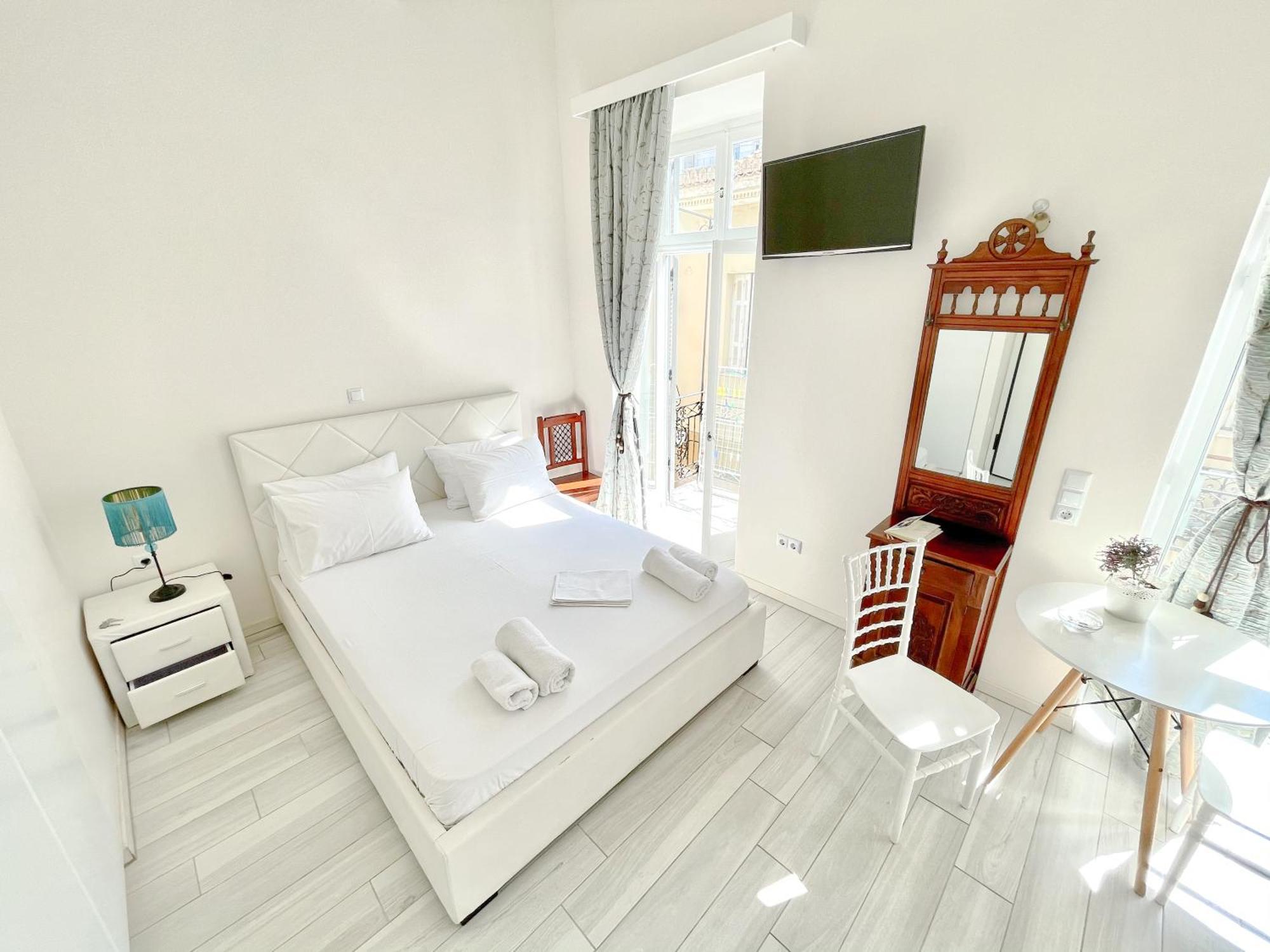Xenias Rooms Apartments Koróni エクステリア 写真